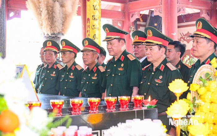 Đoàn công tác Trung ương Hội Cựu chiến binh Việt Nam nghe kể về sự hy sinh oanh liệt của 13 Anh hùng liệt sĩ Thanh niên xung phong thuộc Đại đội 317, Đội 25, Tổng đội TNXP. Ảnh: Thành Cường