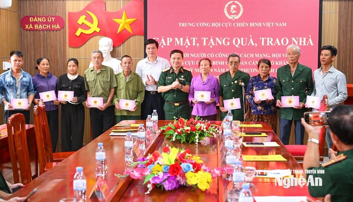 Hội Cựu chiến binh Việt Nam trao 20 suất quà tặng gia đình thân nhân liệt sĩ và gia đình chính sách trên địa bàn các xã Anh Sơn và Bạch Hà. Ảnh: Thành Cường
