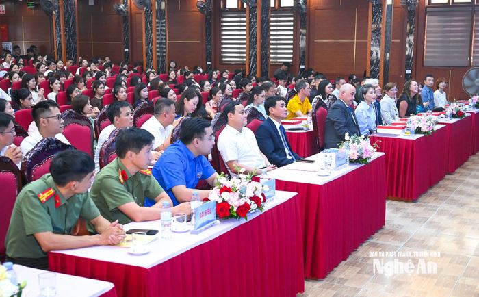 Các đại biểu tham dự chương trình. Ảnh: Thành Cường