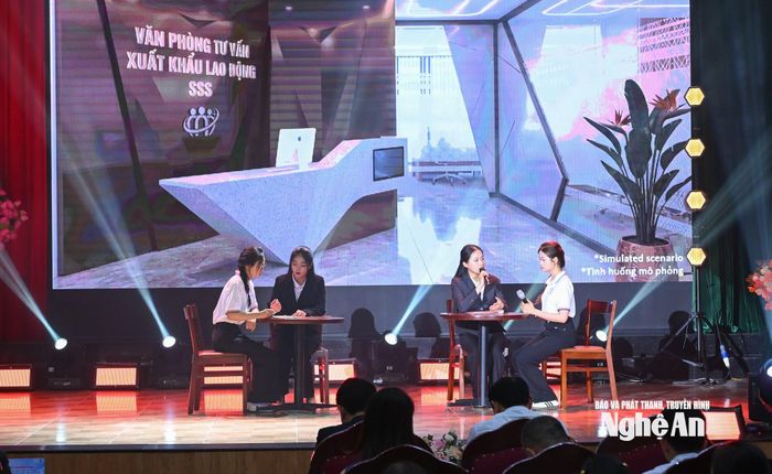 Phần thi giới thiệu của đội thi. Ảnh: Thành Cường