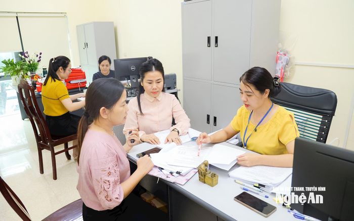 Cán bộ Sở Nội vụ Nghệ An hướng dẫn các đơn vị thực hiện chính sách cho cán bộ, công chức. Ảnh: TL
