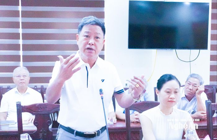 Ủy viên Ủy ban Đoàn kết Công giáo Việt Nam tỉnh Nguyễn Đức Tùy trao đổi ý kiến tại hội nghị. Ảnh: Mai Hoa