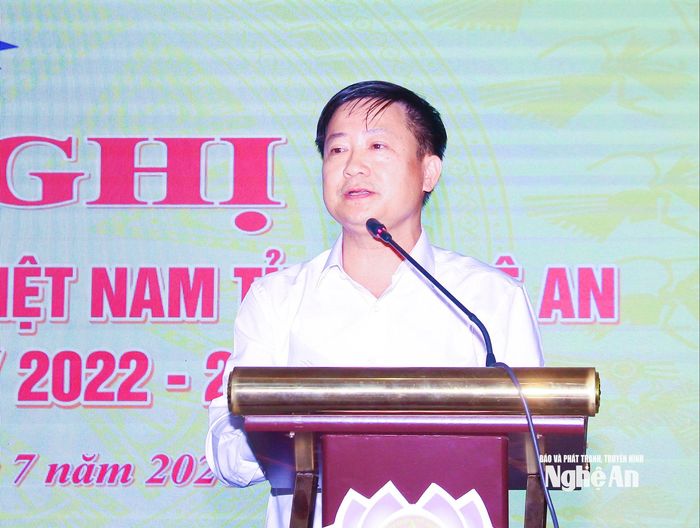 Phó Chủ tịch Thường trực Ủy ban Đoàn kết Công giáo tỉnh Nguyễn Văn Chỉnh báo cáo kết quả hoạt động 6 tháng đầu năm 2026. Ảnh: Mai Hoa