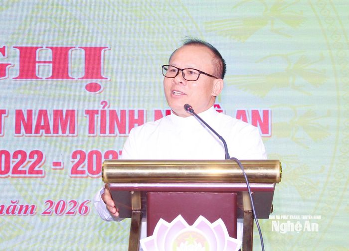 Linh mục Giuse Phan Văn Thắng - Chủ tịch Ủy ban Đoàn kết Công giáo Việt Nam tỉnh trao đổi về các nhiệm vụ trọng tâm 6 tháng cuối năm 2026, tiếp tục phát huy tinh thần "Kính Chúa, yêu nước", "Sống Phúc âm giữa lòng dân tộc để phục vụ hạnh phúc của đồng bào", vận động đồng bào Công giáo sống "tốt đời, đẹp đạo", đồng hành cùng dân tộc, góp phần xây dựng tỉnh Nghệ An ngày càng phát triển, văn minh và giàu đẹp. Ảnh: Mai Hoa