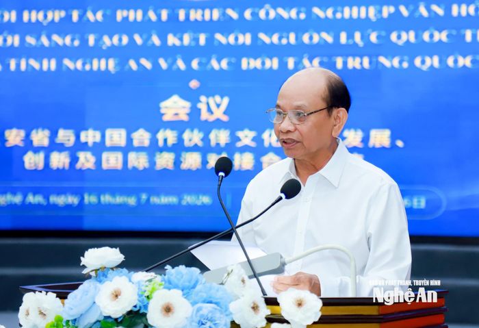 Đồng chí Hoàng Đức Cường - Phó Chủ tịch, Tổng Thư ký Liên hiệp Các tổ chức hữu nghị tỉnh Nghệ An phát biểu khai mạc. Ảnh: Thành Duy