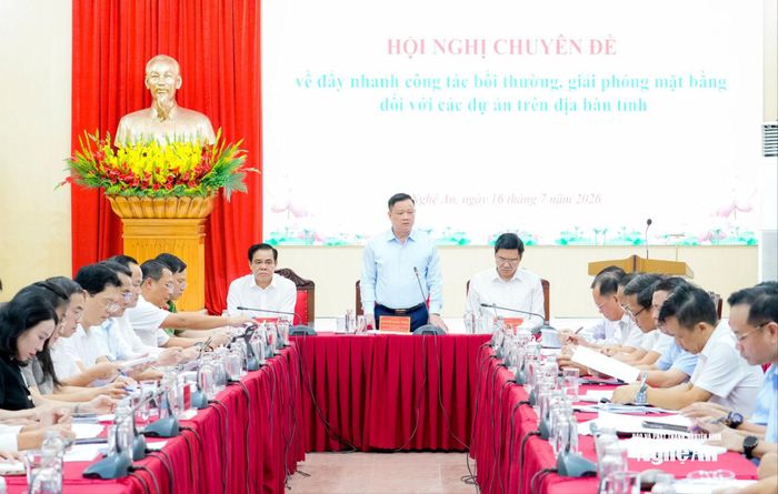 Bí thư Tỉnh ủy Nguyễn Khắc Thận phát biểu khai mạc hội nghị. Ảnh: Phạm Bằng