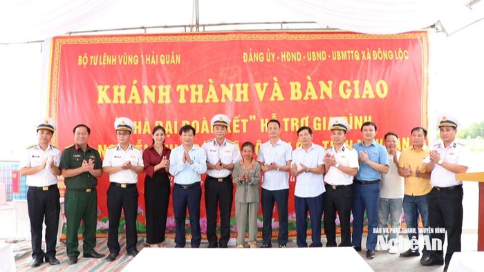 Lễ bàn giao nhà Đại đoàn kết cho gia đình bà Nguyễn Thị Hoài ở xã Đông Lộc có sự chứng kiến của lãnh đạo cấp ủy, chính quyền xã Đông Lộc. Ảnh: Thanh Nga