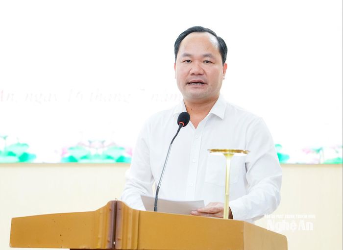 Giám đốc Sở Nông nghiệp và Môi trường Hoàng Quốc Việt báo cáo tình hình công tác bồi thường, giải phóng mặt bằng các dự án trên địa bàn tỉnh. Ảnh: Phạm Bằng