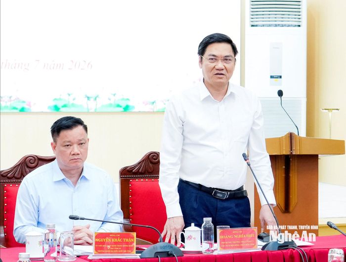 Phó Bí thư Thường trực Tỉnh ủy, Chủ tịch HĐND tỉnh Hoàng Nghĩa Hiếu phát biểu tại hội nghị. Ảnh: Phạm Bằng