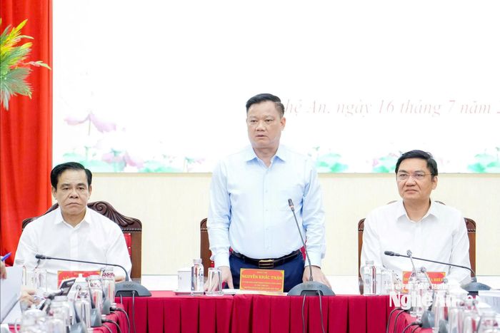 Bí thư Tỉnh ủy, Trưởng đoàn ĐBQH tỉnh Nguyễn Khắc Thận phát biểu khai mạc hội nghị. Ảnh: Phạm Bằng