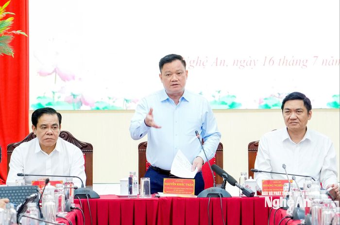 Bí thư Tỉnh ủy, Trưởng đoàn ĐBQH tỉnh Nguyễn Khắc Thận phát biểu kết luận hội nghị. Ảnh: Phạm Bằng