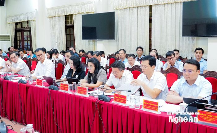 Lãnh đạo UBND tỉnh và các sở, ngành, địa phương tham dự hội nghị. Ảnh: Phạm Bằng