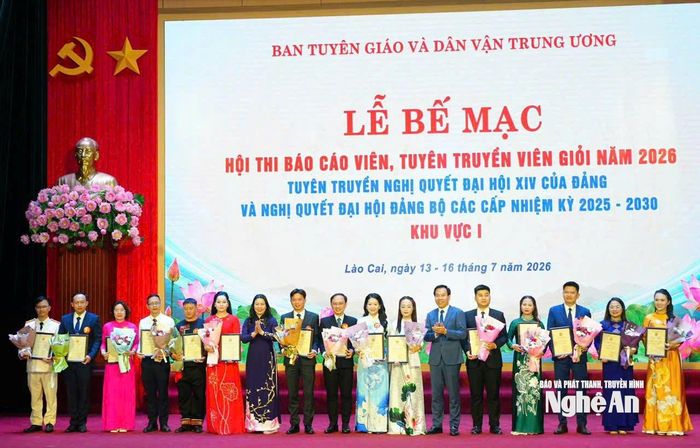 Đồng chí Phan Thị Thanh Huyền - Giảng viên chính, Trường Chính trị tỉnh (thứ nhất từ bên phải sang) nhận giải Khuyến khích. Ảnh: Công Mạnh