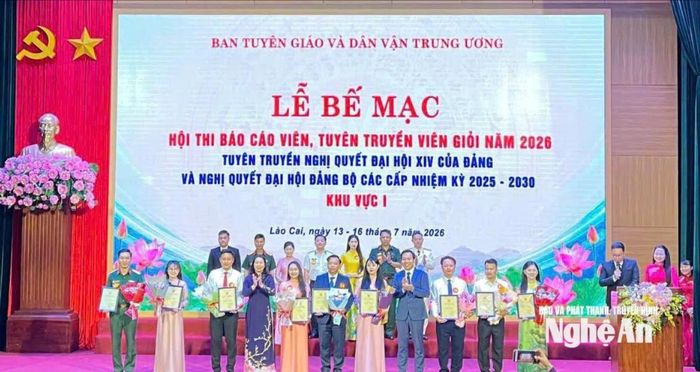 Đồng chí Hoàng Văn Hải - Giám đốc Trung tâm Chính trị phường Trường Vinh (thứ 3, từ bên phải sang) nhận giải Ba. Ảnh: Công Mạnh