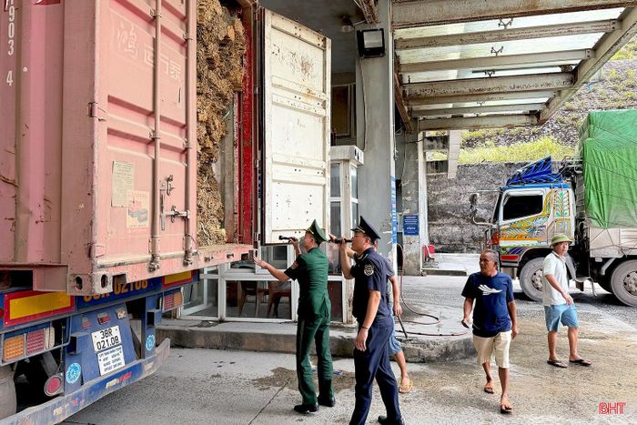 Lực lượng hải quan, bộ đội biên phòng phối hợp kiểm tra, giám sát hàng hóa qua cửa khẩu.
