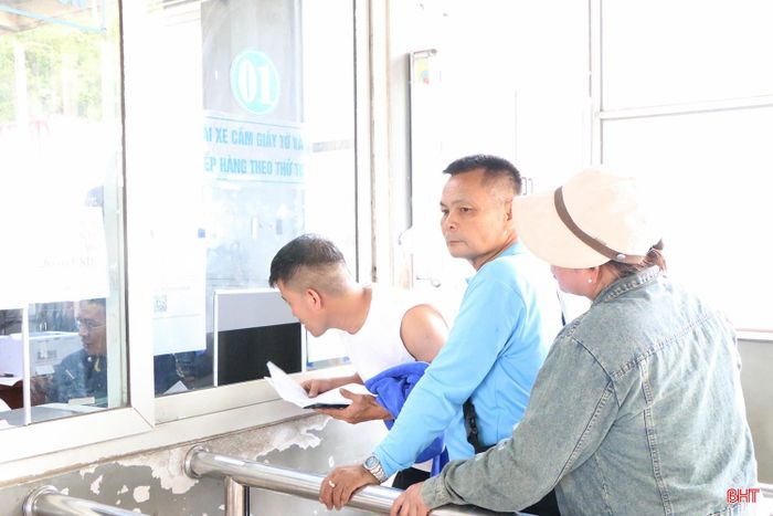 Người dân, chủ phương tiện vận tải tiến hành khai báo, đăng ký thủ tục thông quan.