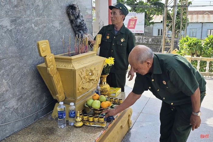 Tham gia chăm sóc nhà bia liệt sĩ, ai cũng mong muốn các công trình ghi danh liệt sĩ luôn khang trang, ấm áp khói hương để tri ân những người đã hy sinh vì Tổ quốc.