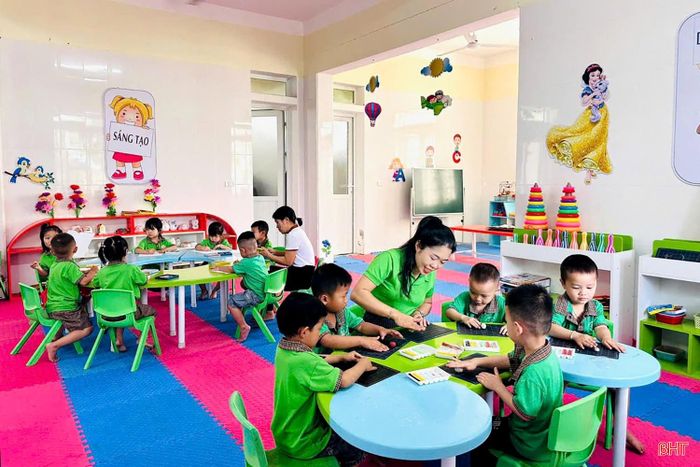 Đội ngũ giáo viên mầm non trên địa bàn tỉnh cũng chung niềm vui đón nhận chính sách mới.