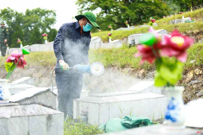 Đại úy Nguyễn Thành Trung thận trọng tách từng lớp bê tông, tiến hành khai quật phần mộ.