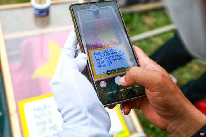 Đại úy Hà Huy Chung thực hiện số hóa thông tin từng phần mộ, lưu giữ dữ liệu phục vụ đối sánh và xác định danh tính liệt sĩ.