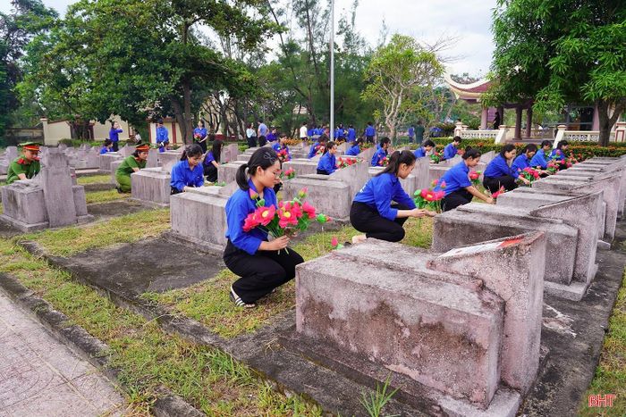 Điểm nhấn của chương trình là hoạt động đồng loạt thay hoa, gắn bình hoa tại các phần mộ liệt sĩ với sự tham gia của lãnh đạo các đơn vị và đông đảo đoàn viên, thanh niên, góp phần lan tỏa đạo lý "uống nước nhớ nguồn", "đền ơn đáp nghĩa".