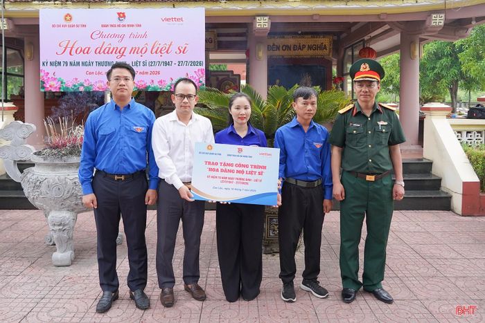  ... trao biểu trưng công trình tri ân. 