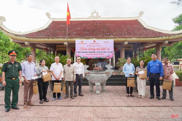 Ban Tổ chức tiến hành trao tặng 20 suất quà cho các gia đình chính sách trên địa bàn.