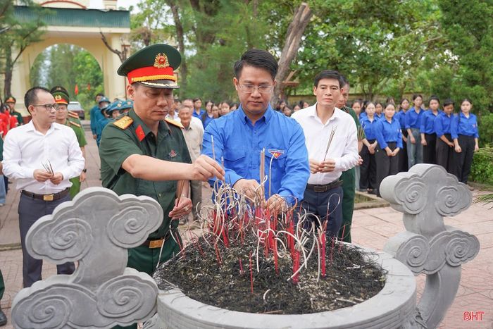 Tại chương trình, các đại biểu tham gia lễ dâng hương, dâng hoa tưởng niệm các anh hùng liệt sĩ.