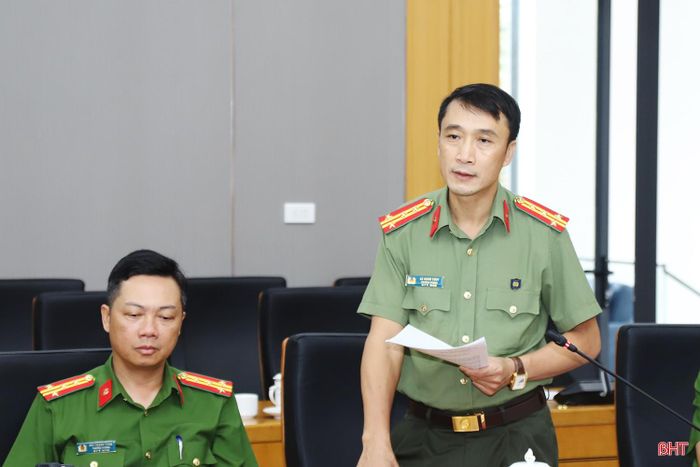 Đại tá Lê Xuân Thủy - Trưởng phòng An ninh đối ngoại (Công an tỉnh) phát biểu tham luận.
