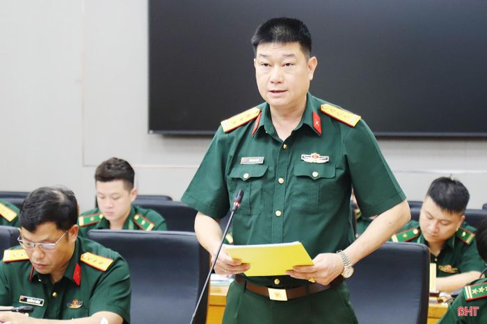 Thượng tá Trần Nam Long - Phó Tham mưu trưởng Bộ CHQS tỉnh báo cáo kết quả phối hợp thực hiện Nghị định số 03.