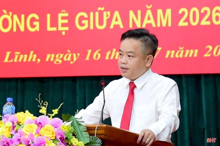 Phó Chủ tịch UBND phường Nam Hồng Lĩnh Nguyễn Thái Diễn báo cáo đánh giá kết quả thực hiện kế hoạch kinh tế - xã hội 6 tháng đầu năm.