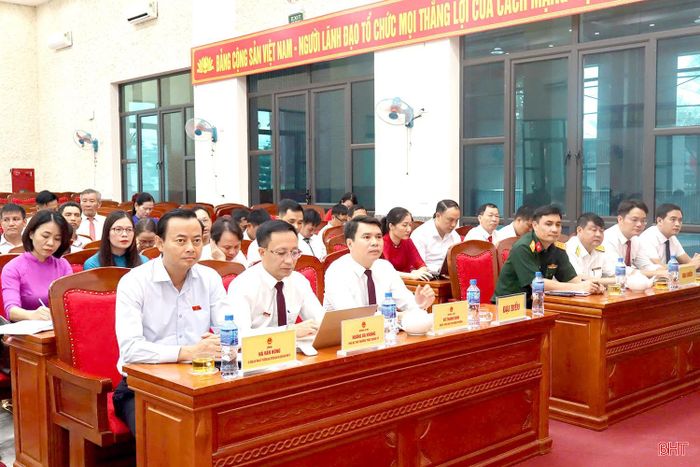 Đại biểu dự kỳ họp.