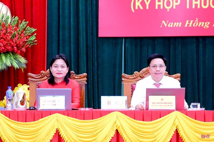 Chủ tọa điều hành kỳ họp.