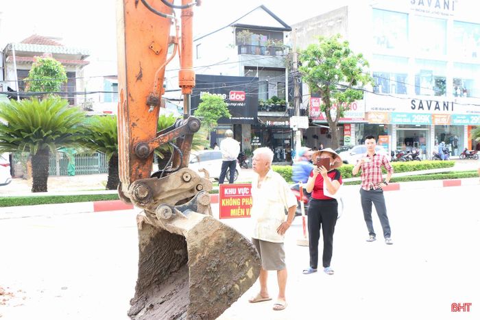 Dù đã được lực lượng chức năng vận động, giải thích song gia đình ông Kiều Huỳnh (số nhà 120, đường Hà Huy Tập) vẫn chưa đồng thuận.