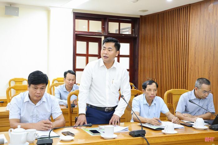 Chủ tịch UBND xã Thạch Lạc Trần Xuân Hoàng phát biểu tại hội nghị.