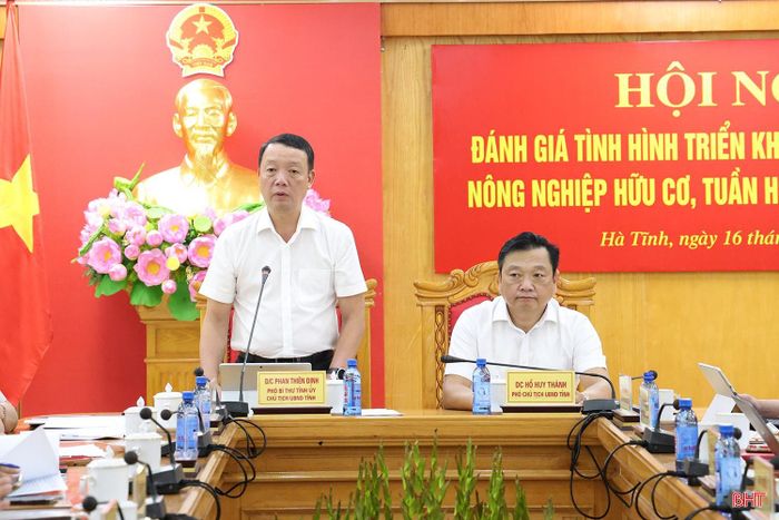 Các đồng chí: Phan Thiên Định - Phó Bí thư Tỉnh ủy, Chủ tịch UBND tỉnh; Hồ Huy Thành - Phó Chủ tịch UBND tỉnh chủ trì hội nghị.
