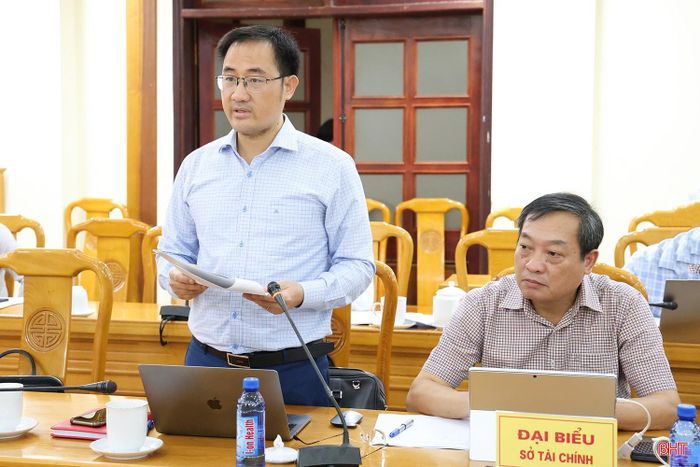 Phó Giám đốc Sở NN&MT Nguyễn Thanh Hải trình bày báo cáo đánh giá kết quả 1 năm thực hiện Biên bản hợp tác đồng hành xây dựng, phát triển kinh tế nông nghiệp hữu cơ, tuần hoàn, liên kết chuỗi giá trị Quế Lâm trên địa bàn tỉnh Hà Tĩnh.