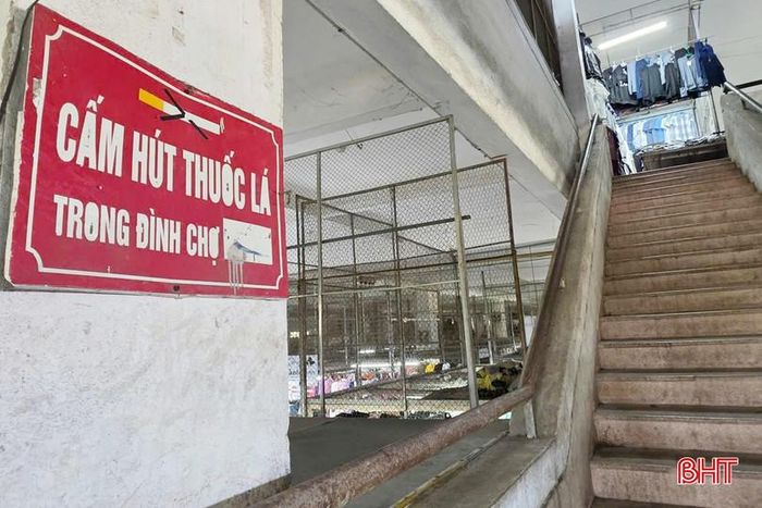 Biển "Cấm hút thuốc" được treo ở khu vực cầu thang lên tầng 2 đình chợ.