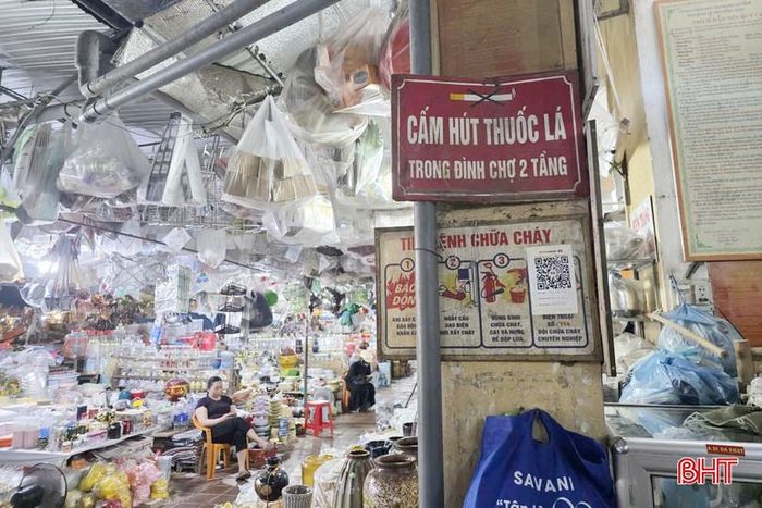 Tiểu thương và khách hàng tại chợ Hà Tĩnh chấp hành quy định cấm hút thuốc lá tại khu vực chợ.
