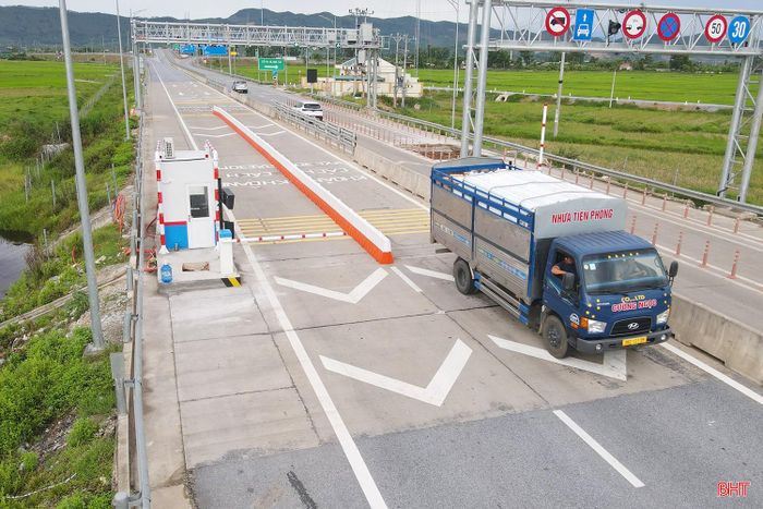 Sáng 16/7, có mặt tại trạm thu phí ở nút giao tại xã Toàn Lưu thuộc đoạn cao tốc Bãi Vọt - Hàm Nghi, một trong 3 đoạn tuyến cao tốc Bắc - Nam qua địa bàn Hà Tĩnh, PV ghi nhận công tác tổ chức vận hành thu phí không dừng (ETC) được triển khai đồng bộ, việc thanh toán tiền qua hệ thống tự động diễn ra nhanh chóng, phương tiện lưu thông ổn định.