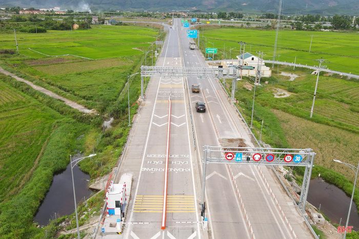 Việc thu phí không dừng trên tuyến cao tốc qua Hà Tĩnh được triển khai từ 20h ngày 15/7. Với các phương tiện đã dán thẻ ETC, tài khoản có đủ tiền, chỉ cần di chuyển tới khu vực thu phí, hệ thống tự động nhận diện, thu tiền và mở rào chắn barie.