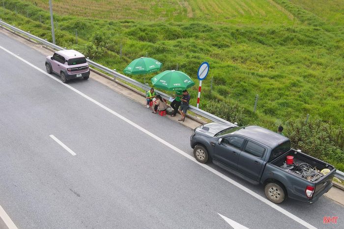  Với những trường hợp này, Công ty thu phí tự động VETC phối hợp với đơn vị quản lý đường bộ tạm thời cho xe lưu thông qua và dừng ở làn khẩn cấp, tránh tình trạng ùn tắc. Đồng thời, cắt cử nhân viên hỗ trợ lái xe cài đặt ETC hoặc nộp tiền vào tài khoản để thanh toán phí cao tốc. 