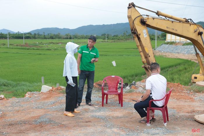 Với những trường hợp chưa dán thẻ ETC hoặc tài khoản không đủ tiền, tài xế mất thêm thời gian để xử lý.