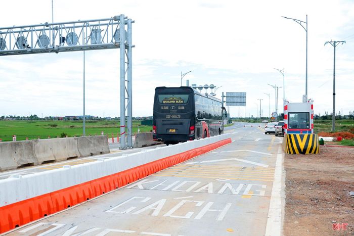 Theo thống kê của đơn vị phụ trách thu phí cao tốc, tính từ 20h ngày 15/7 tới gần 9h ngày 16/7, đã có 2.061 lượt phương tiện đi vào, 1.694 lượt phương tiện đi ra cao tốc qua Hà Tĩnh, tổng số tiền thu được là hơn 206 triệu đồng.