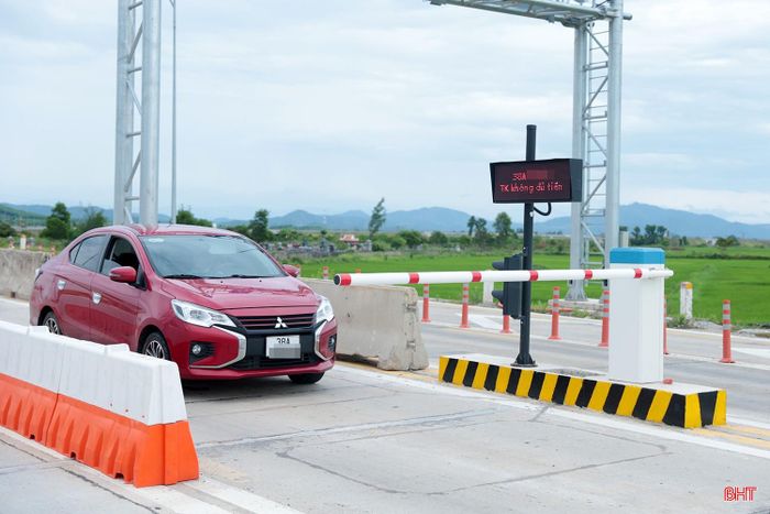 Tương tự, trong sáng 16/7, tại trạm thu phí đặt ở nút giao Cẩm Quan (xã Cẩm Xuyên), thuộc đoạn cao tốc Hàm Nghi - Vũng Áng cũng ghi nhận khá nhiều phương tiện chưa dán thẻ ETC hoặc tài khoản không đủ tiền.