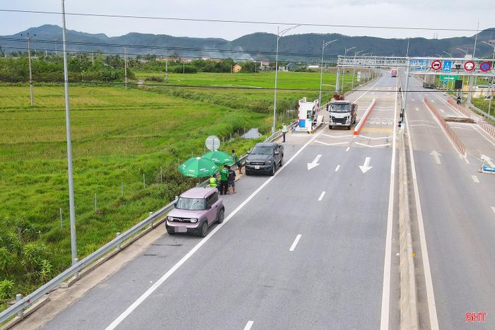 Nguyên nhân do nhiều tài xế chưa dán thẻ ETC hoặc tài khoản không đủ tiền. Với phương tiện không đủ điều kiện thanh toán, gác chắn barie không mở, xe không thể lưu thông qua.