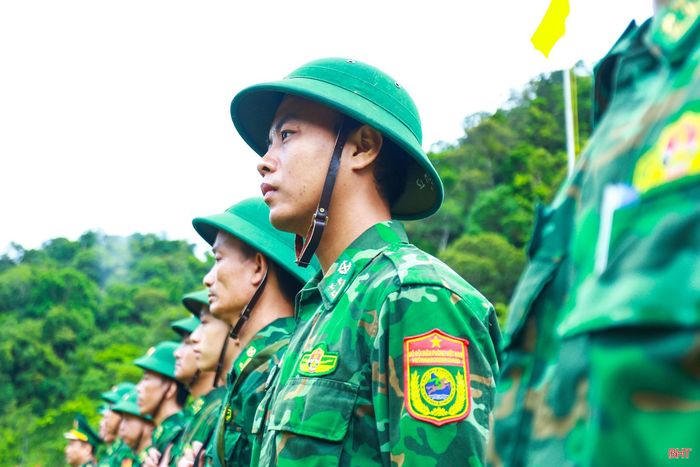 Các cán bộ, chiến sĩ trải qua 2 nội dung kiểm tra gồm bắn súng tiểu liên STV-215 bài 2 nâng cao với mục tiêu ẩn hiện, vận động trên địa hình đồng bằng, trung du ban ngày; bắn súng K54 bài 2, 2B nâng cao, đòi hỏi khả năng phát hiện nhanh, ngắm chuẩn, bắn trúng các mục tiêu xuất hiện bất ngờ.