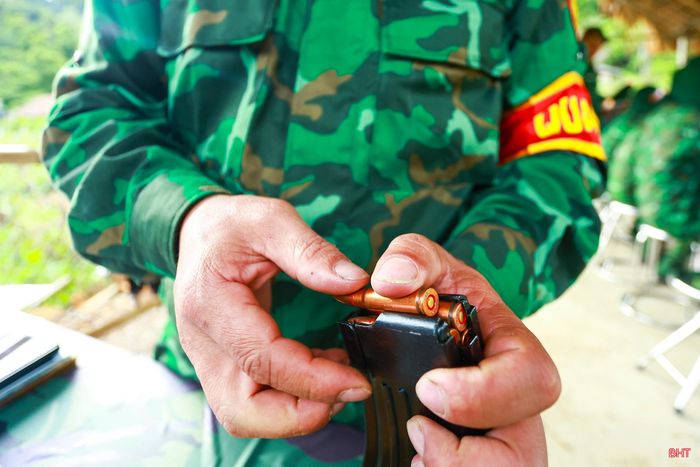 Trước khi bước vào bài bắn, từng cán bộ, chiến sĩ đều kiểm tra kỹ tình trạng vũ khí, trang bị, bảo đảm súng hoạt động an toàn, đúng tính năng kỹ thuật và sẵn sàng thực hiện các nội dung kiểm tra.
