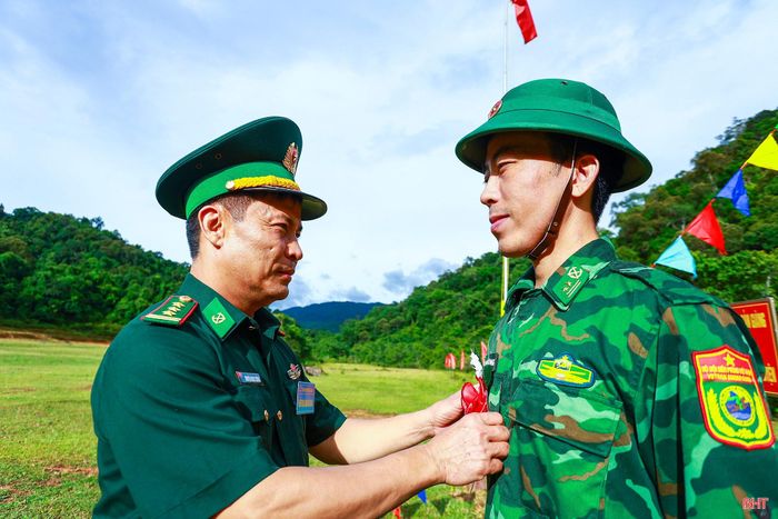 Những phần thưởng dành cho các cá nhân đạt thành tích xuất sắc không chỉ ghi nhận kết quả của một đợt kiểm tra, mà còn là sự khẳng định quá trình rèn luyện bền bỉ, bản lĩnh vững vàng và tinh thần sẵn sàng chiến đấu của những người lính quân hàm xanh.