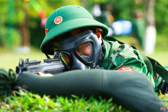 Chiến sĩ thực hành bài bắn mục tiêu với súng STV-215, giữ vững tư thế, đường ngắm và thao tác theo đúng điều lệnh.
